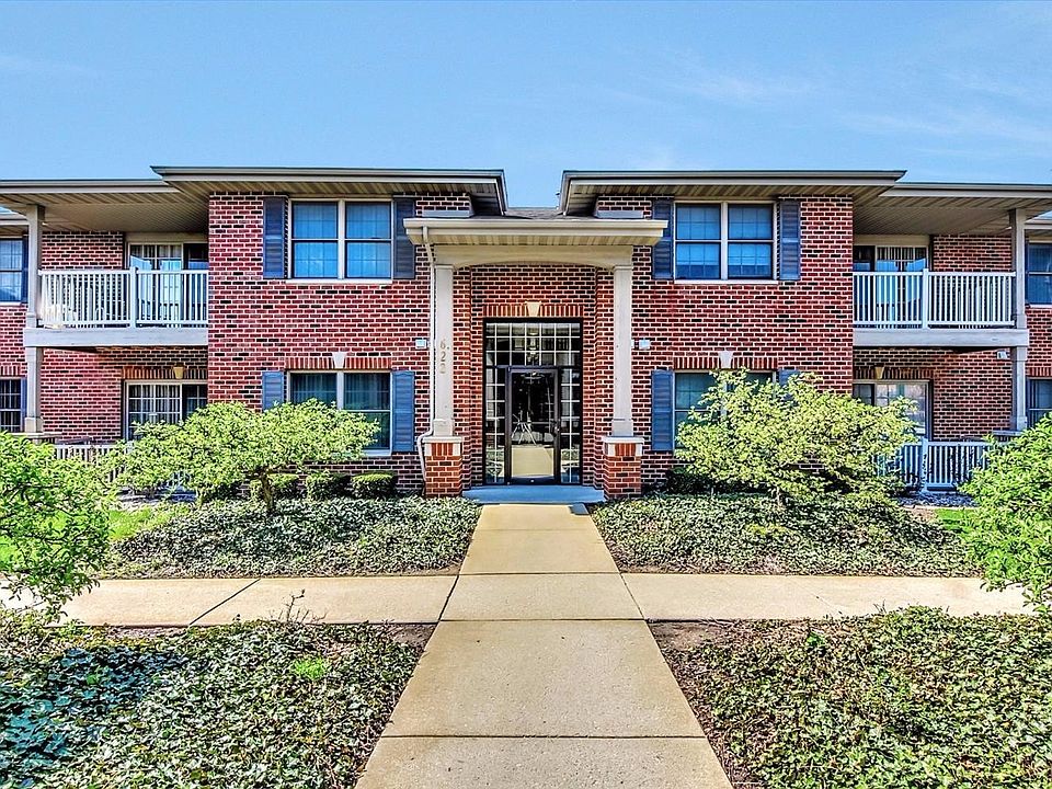 MOVE IN READY MAIN FLOOR 2 BED 2 BATH OPEN CONCEPT CONDO LOOKING OUT TO THE POND!