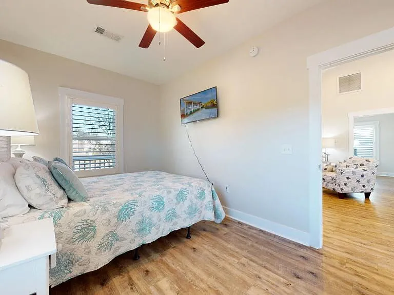 325 Governor Dr — Photo 28
