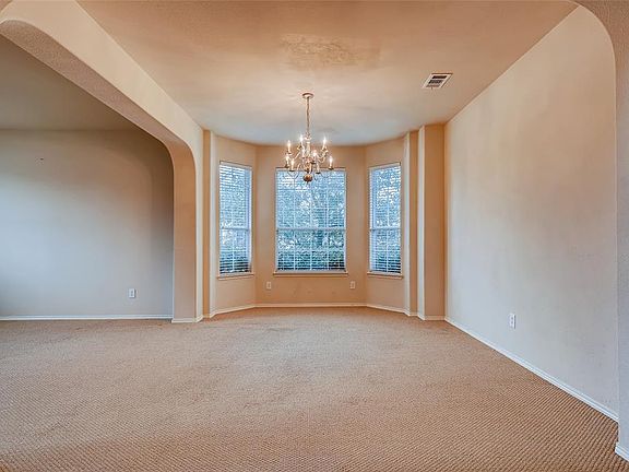 5th image of 682 Oak Creek Dr