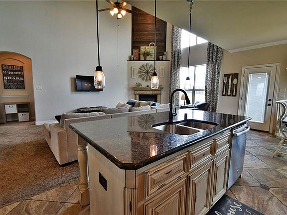 5th image of 602 Amelia Ct