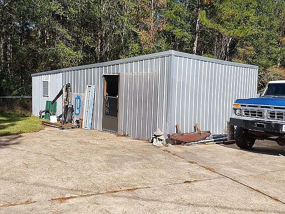 2nd image of 810 W Woodland St