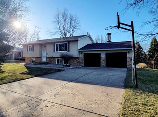 8888 Quail Ridge Ct, Dubuque, IA 52003