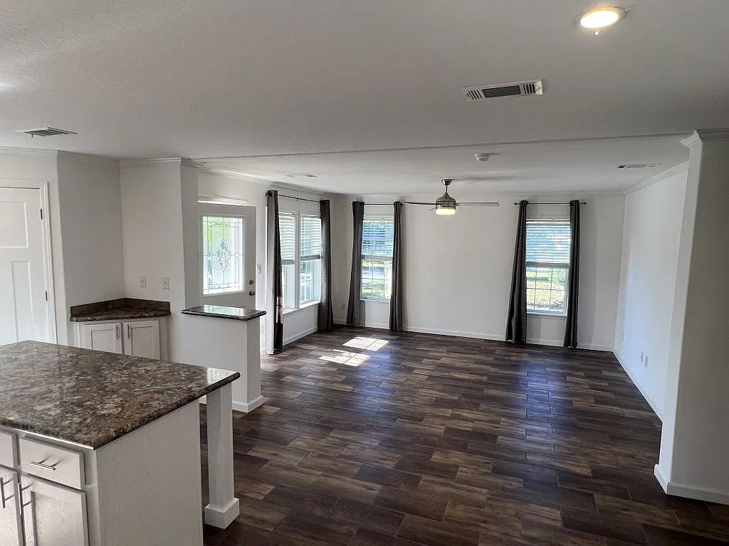 3 bed, 2.0 bath, 1393 sqft, $1,399 — Photo 3