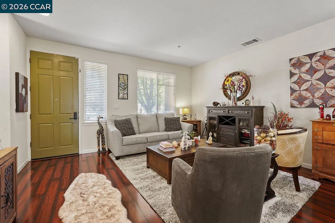 3 bed, 1884 sqft, $3,395 — Photo 3