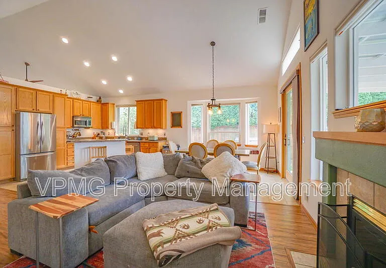 1204 NE 89th Ave — Photo 15