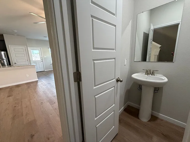 466 Emma Dr — Photo 3