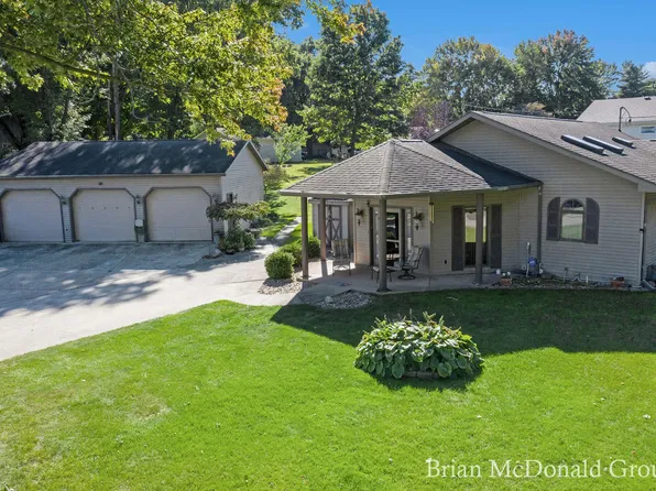 70006 Beach Dr, Edwardsburg, MI 49112