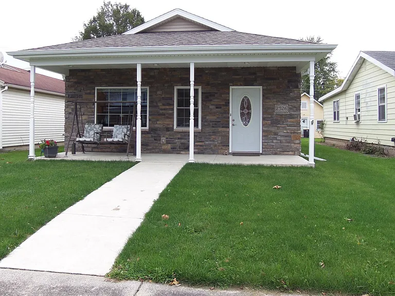 2526 Lynn Ave — Photo 1