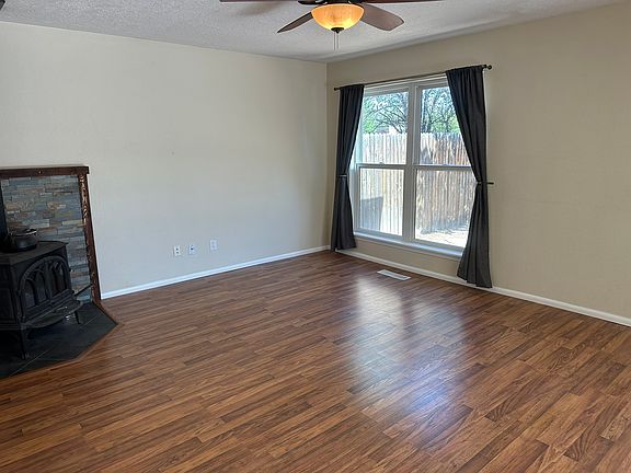 5th image of 343 Connie Ave