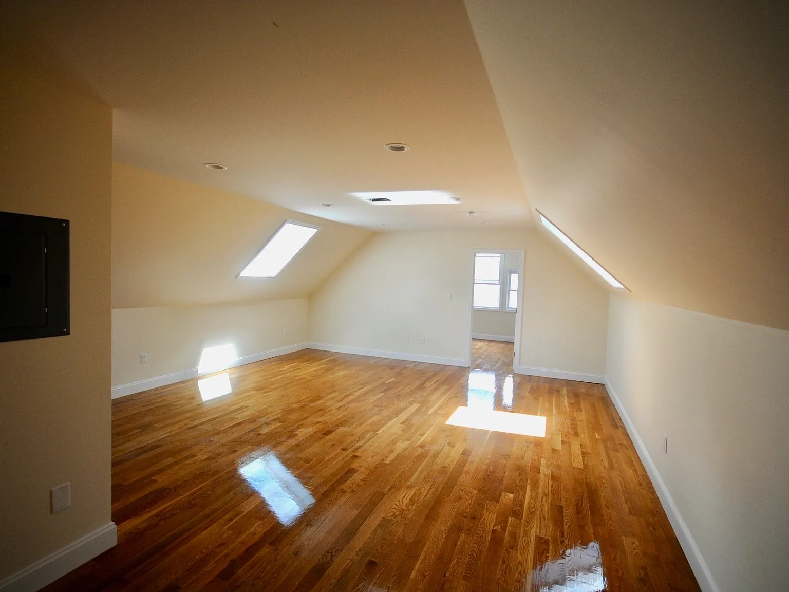 7 bed, 2300 sqft, $5,300 — Photo 3