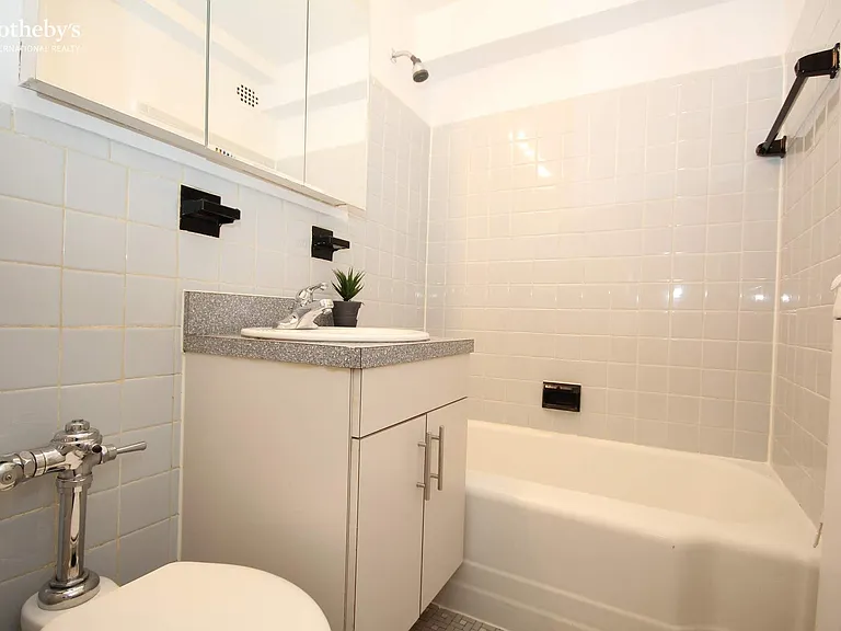 210 E 47th St #3C — Photo 10