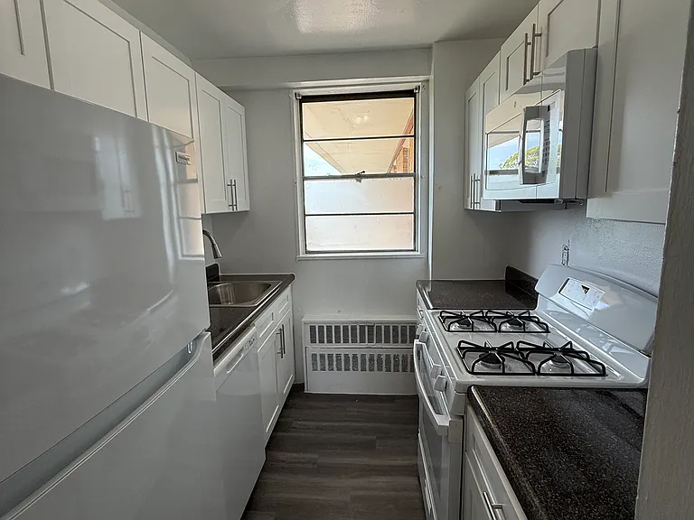 700 Victory Blvd #9 — Photo 3