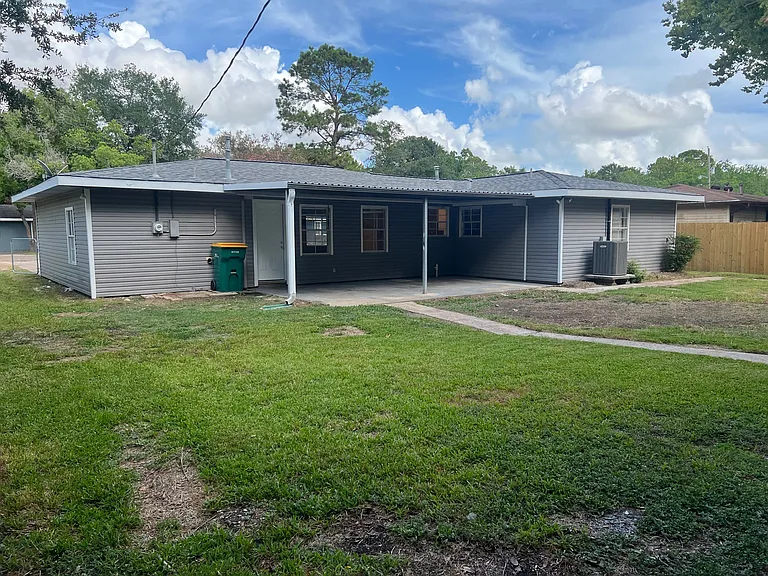 702 Lilac St — Photo 3