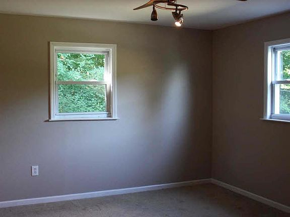 5th image of 161 S Quaker Ln