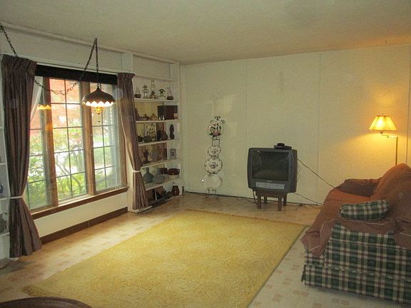 2nd image of 143 Iroquois St