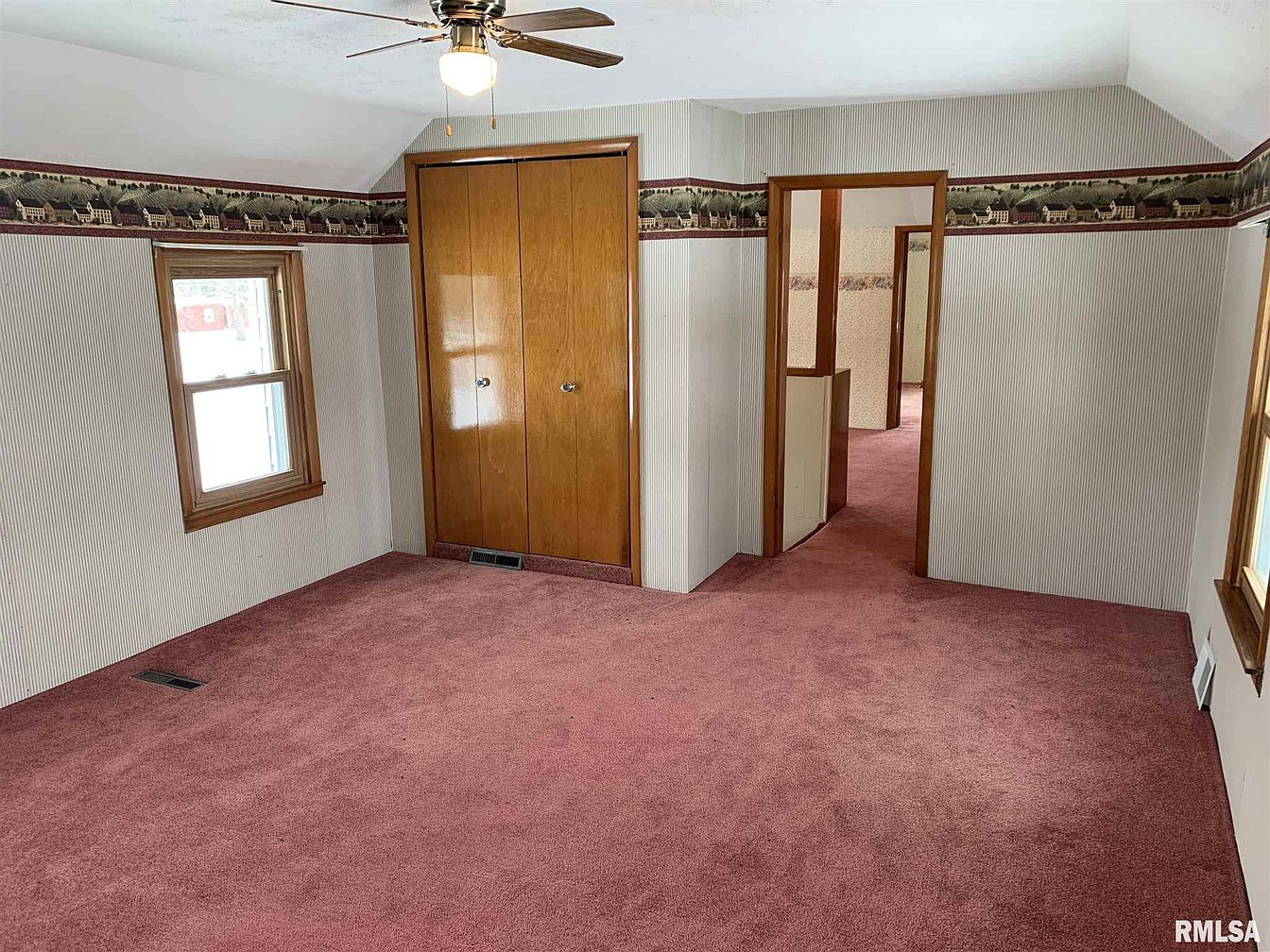 Under 150K Sunday c. 1890 Charming Farmhouse in Williamsfield IL