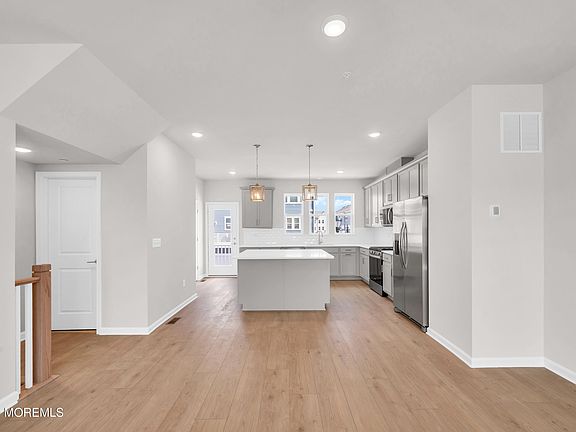4th image of 85 Driftwood Cir