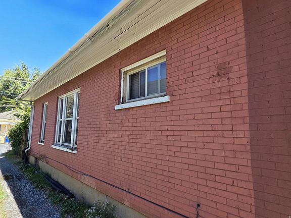 3rd image of 854 23rd St