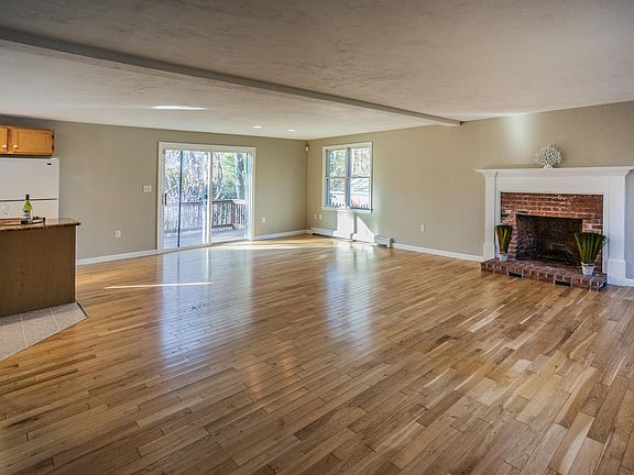 4th image of 20 Stratford Ln