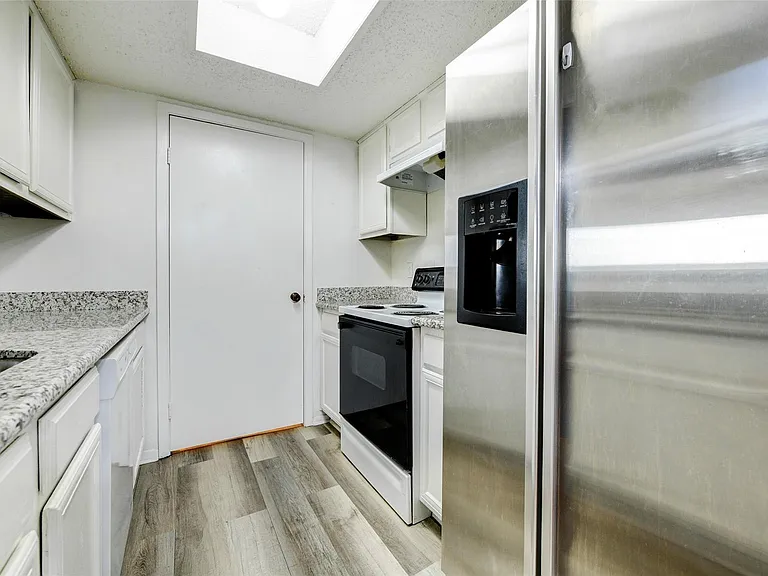 3915 Tanglewilde St #3915 — Photo 7