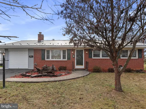 64 W Walter Ave, Greencastle, PA 17225