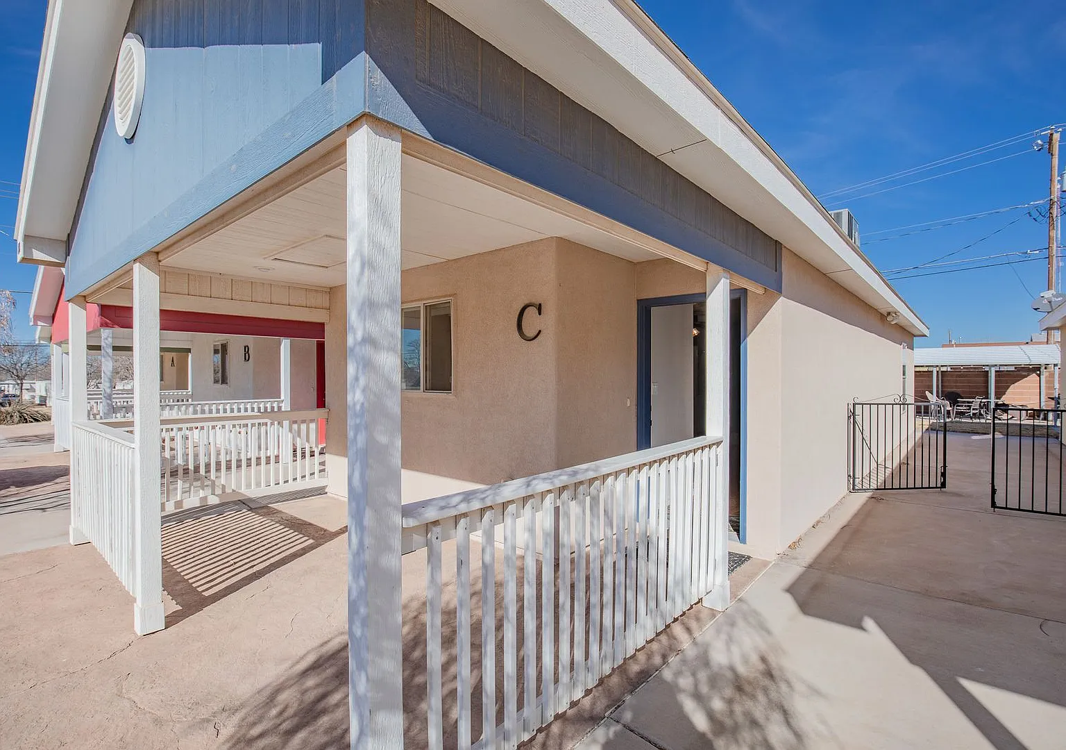 800 Sherwood Dr — Photo 1