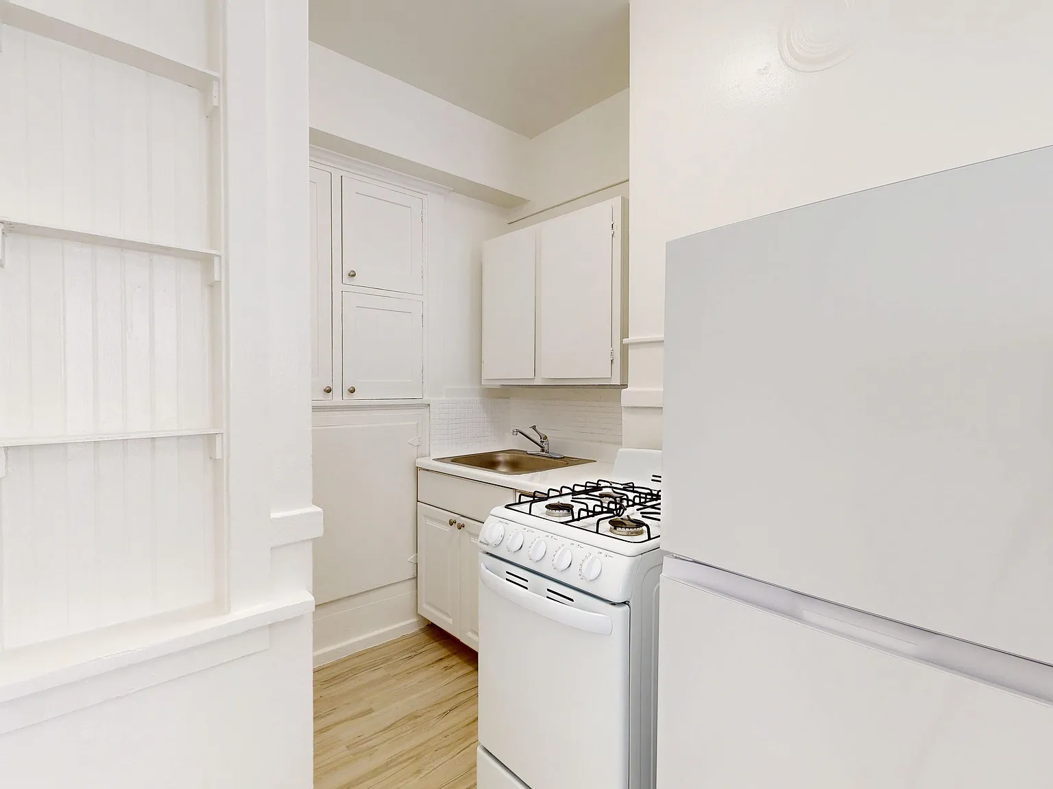 Charming Lower Nob Hill Studio | Pet Friendly & Prime Location — Photo 2