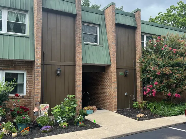 417 Meadowview Ln #417, Mont Clare, PA 19453