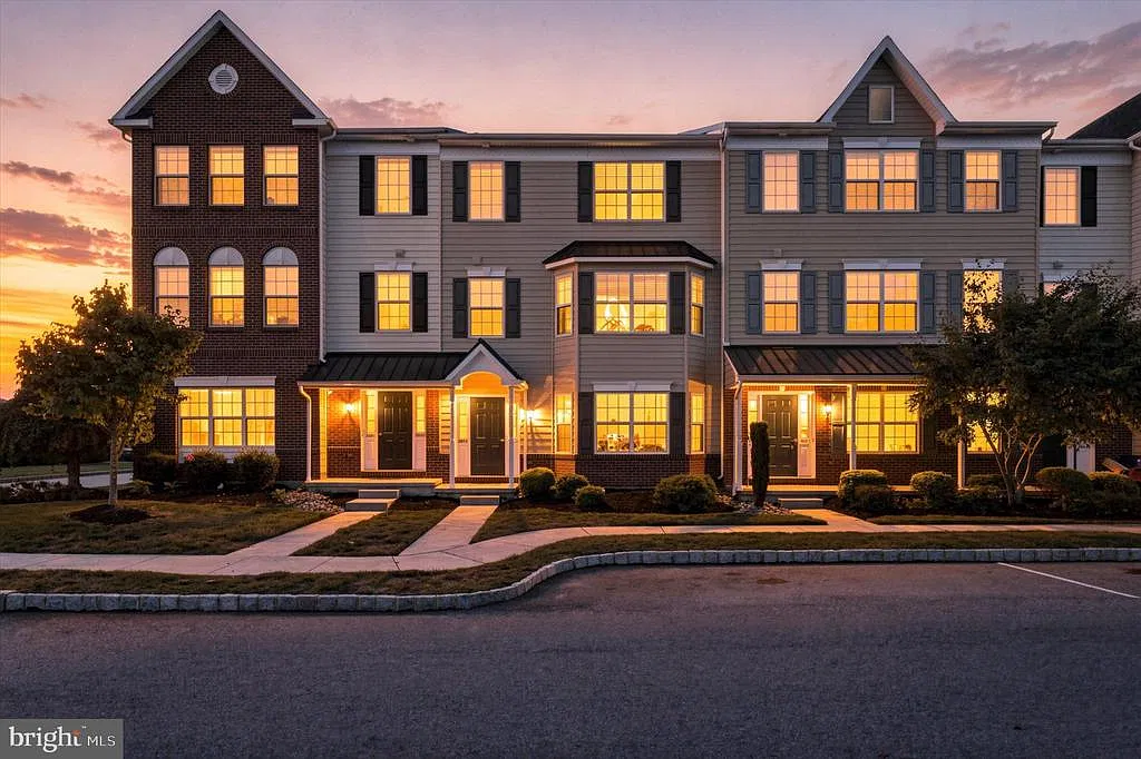 2 bed, 1.5 bath, 1070 sqft, $2,200 — Photo 1