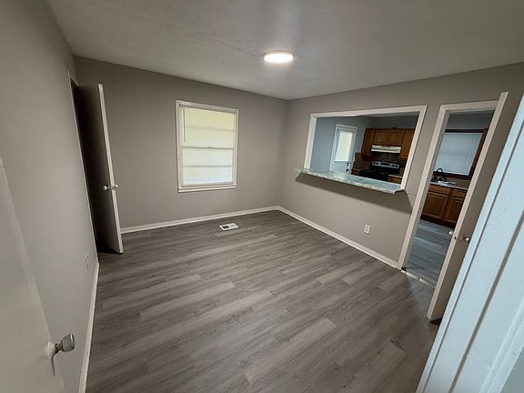 5th image of 212 Wallis St