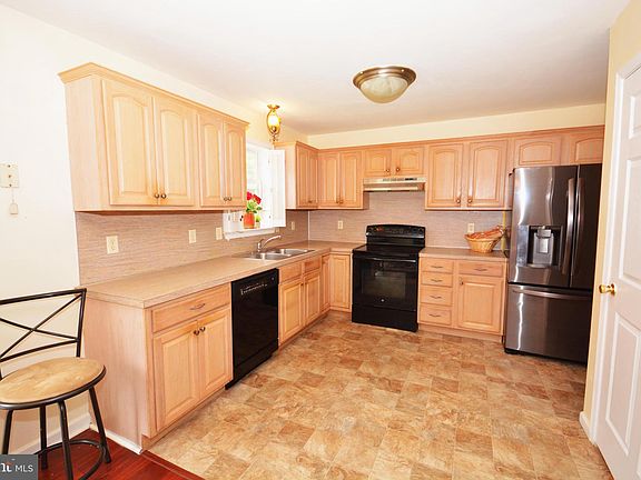 4th image of 25 Westview Dr