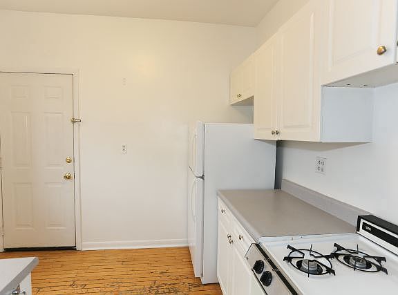 5th image of 630 W Cornelia Ave APT 2S
