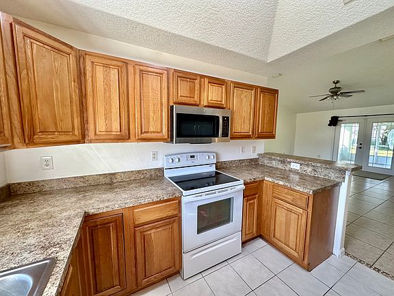 5th image of 17 Lansing Ln