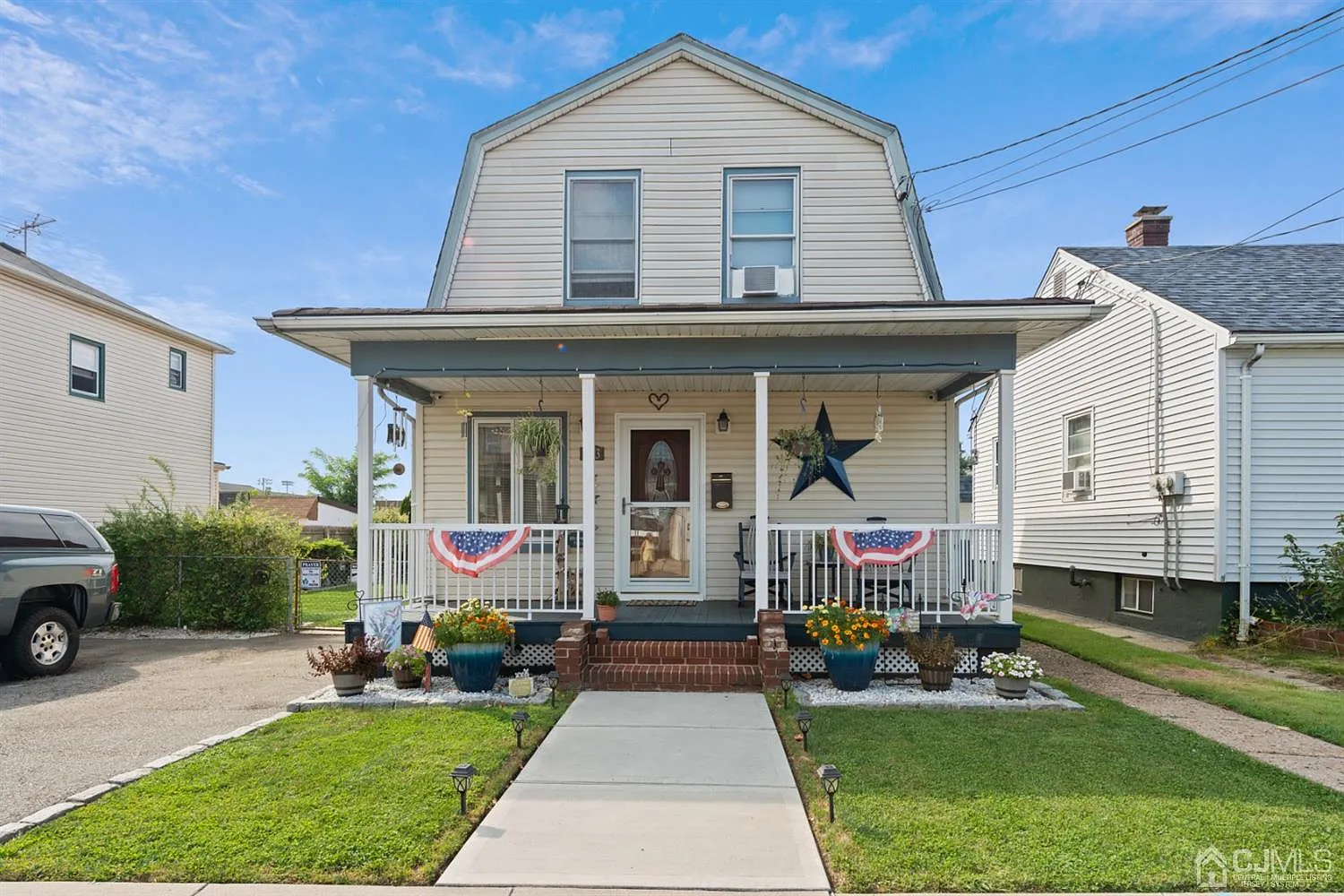 573 Carson Ave photo 1