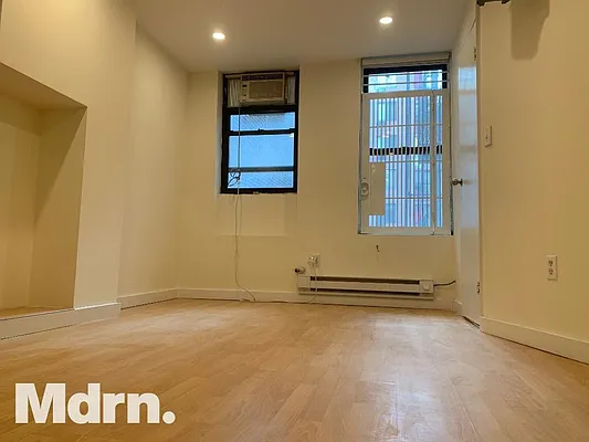 Rented by Mdrn Residential | media 9