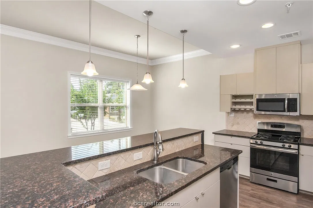 2 bed, 2.5 bath, 1170 sqft, $1,295 — Photo 1