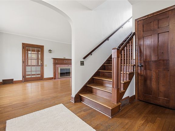 3rd image of 811 W Monroe Cir