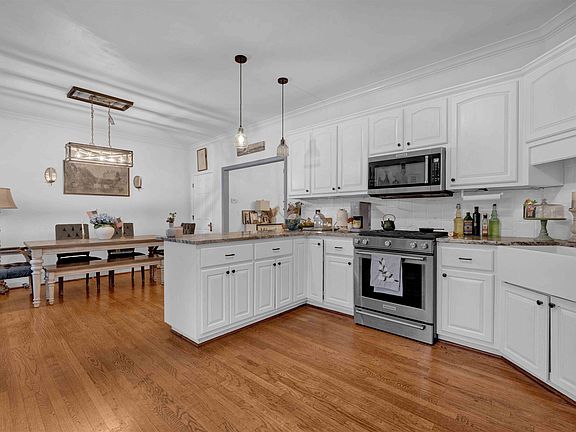 5th image of 28 Briarwood Cir