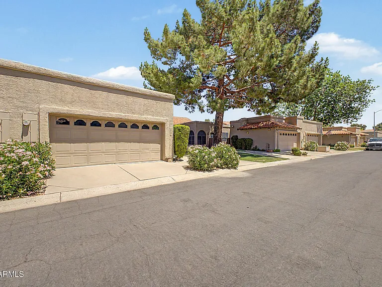 4106 E Sunnyside Dr — Photo 2