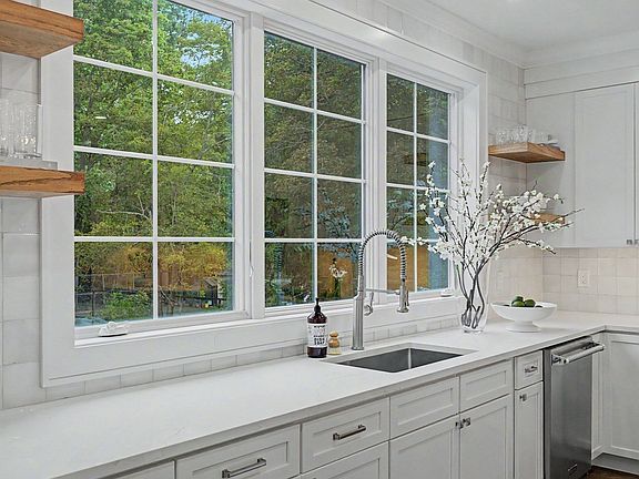 4th image of 77 Wellesley Ave