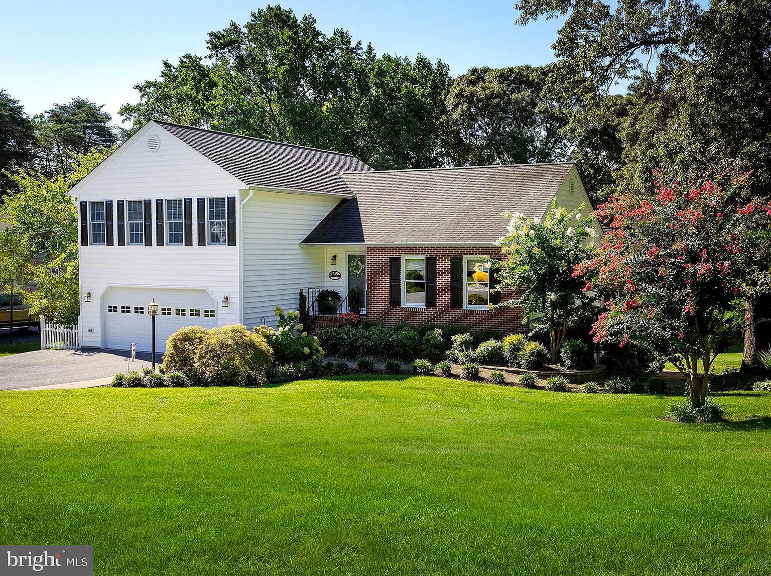 527 Bay Hills Dr photo 1