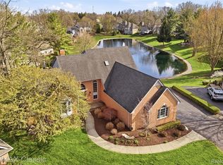 1726 Pondview Ln, Commerce Township, MI 48382
