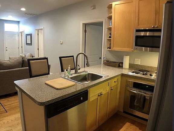 4th image of 1821 N Hermitage Ave APT 1W