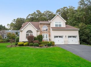 5 Victorian Woods Dr, Atlantic Highlands, NJ 07716