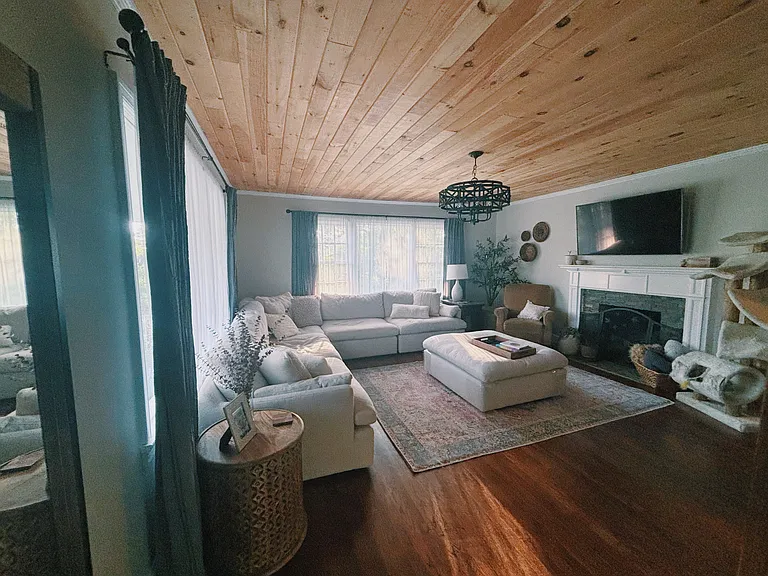 6245 Spraul Ave — Photo 2
