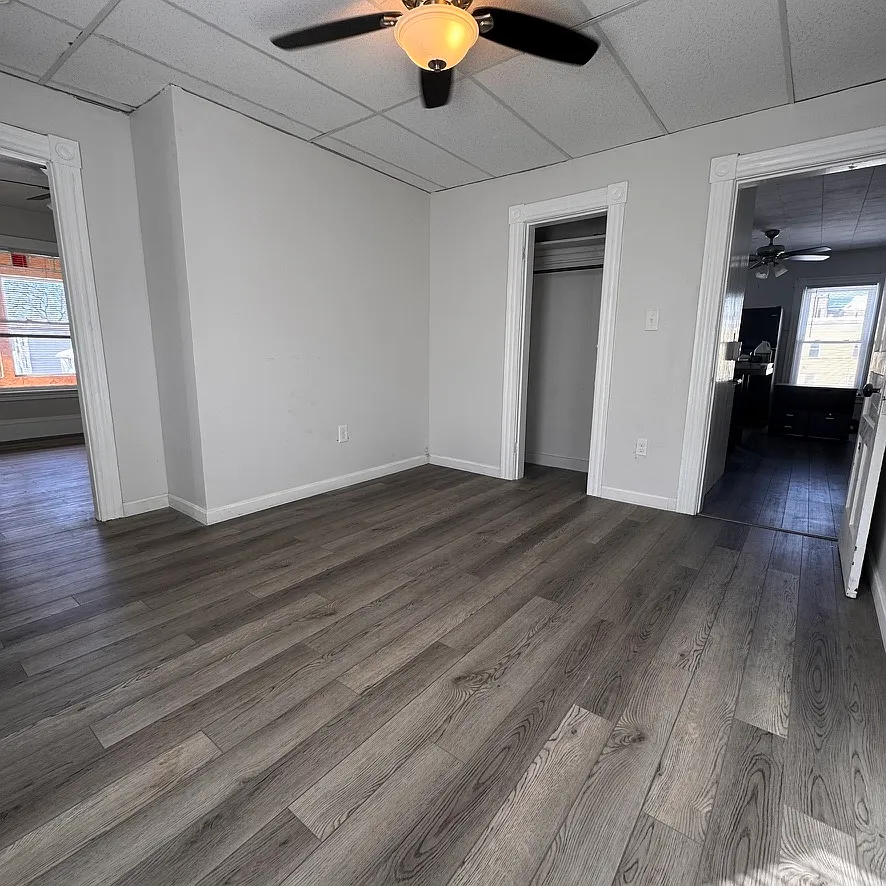 3 bed, 1000 sqft, $2,050 — Photo 4