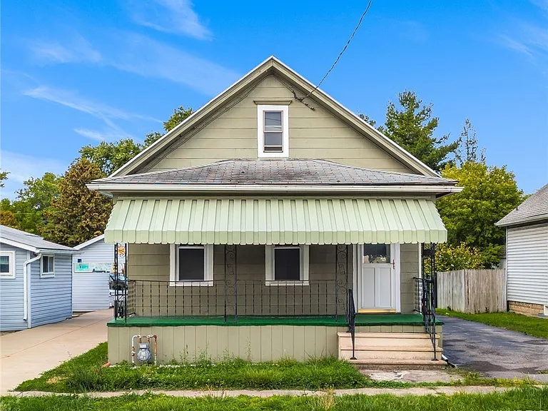 381 Young St — Photo 2
