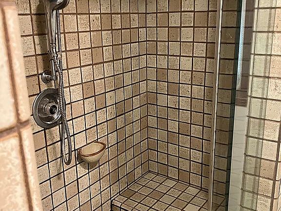 Tile shower (with seat)