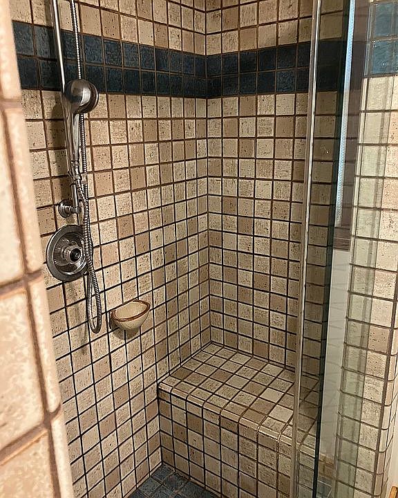 Tile shower (with seat)