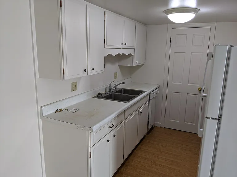 348 College St — Photo 10
